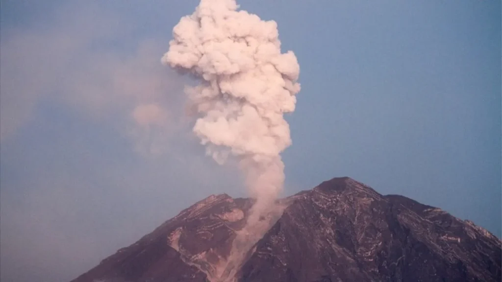 Pantauan Aktivitas! Mewaspadai Erupsi Gunung Semeru Bertubi-tubi