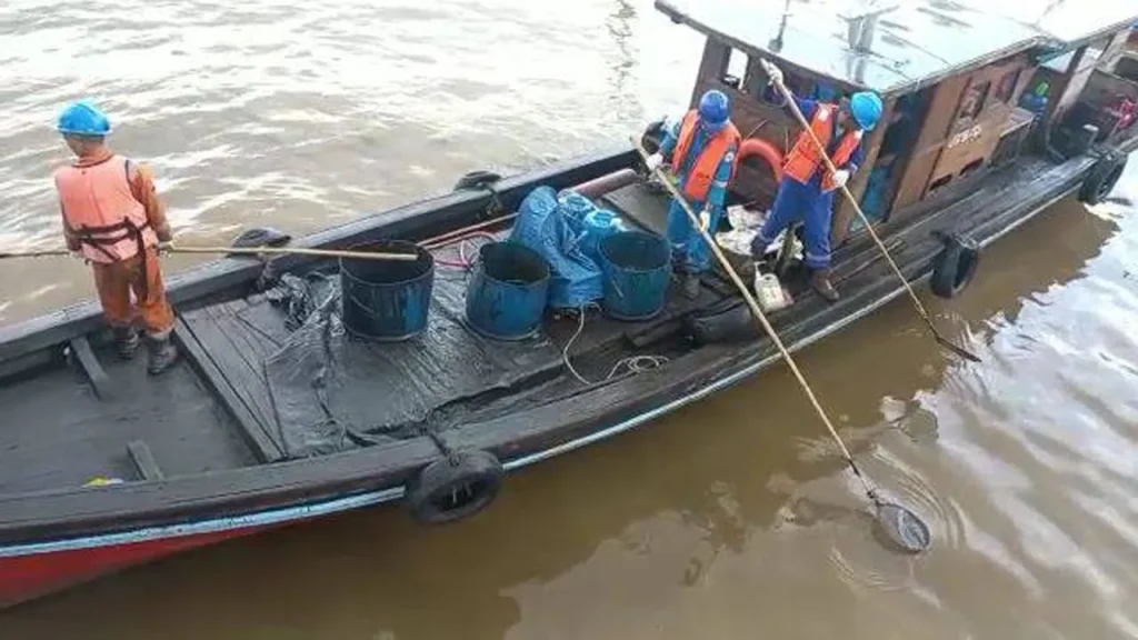 Pelajaran untuk Masa Depan Insiden Tumpahan Minyak di Sungai Limbangan Indramayu