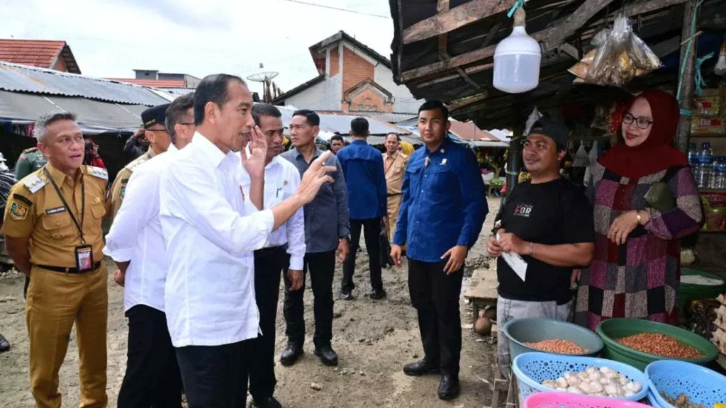 Kunjungan Seru Presiden Jokowi dan Ibu Iriana ke Pasar Sentral Palakka Sulsel