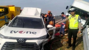 Tiga Orang Meninggal dalam Kecelakaan Mobil TV One dengan Truk Ekspedisi