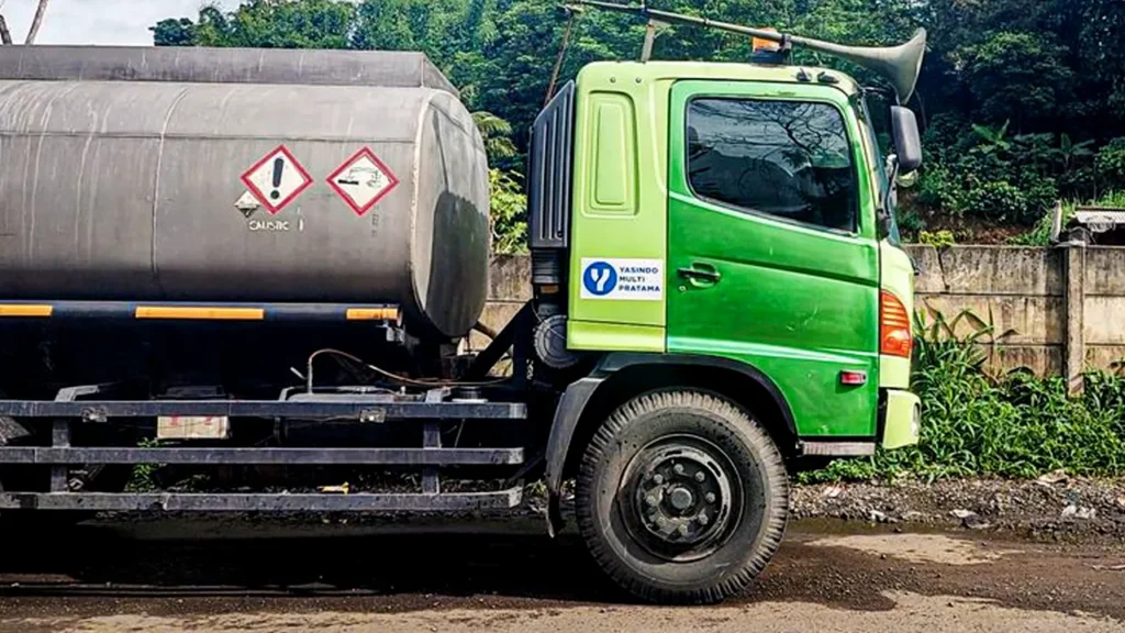 Truk Tangki Bocor di Padalarang Cairan Kimia Bikin Kerusakan Massal