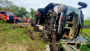 Truk Terbalik di Flores Timur Sopir Ekspedisi Ditahan